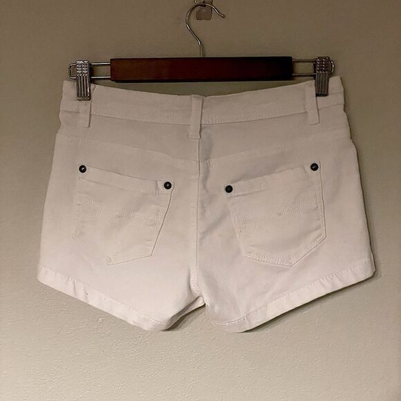 NWOT! Womens, White Suko Jeans, Denim Shorts. Size 2. - Picture 3 of 3